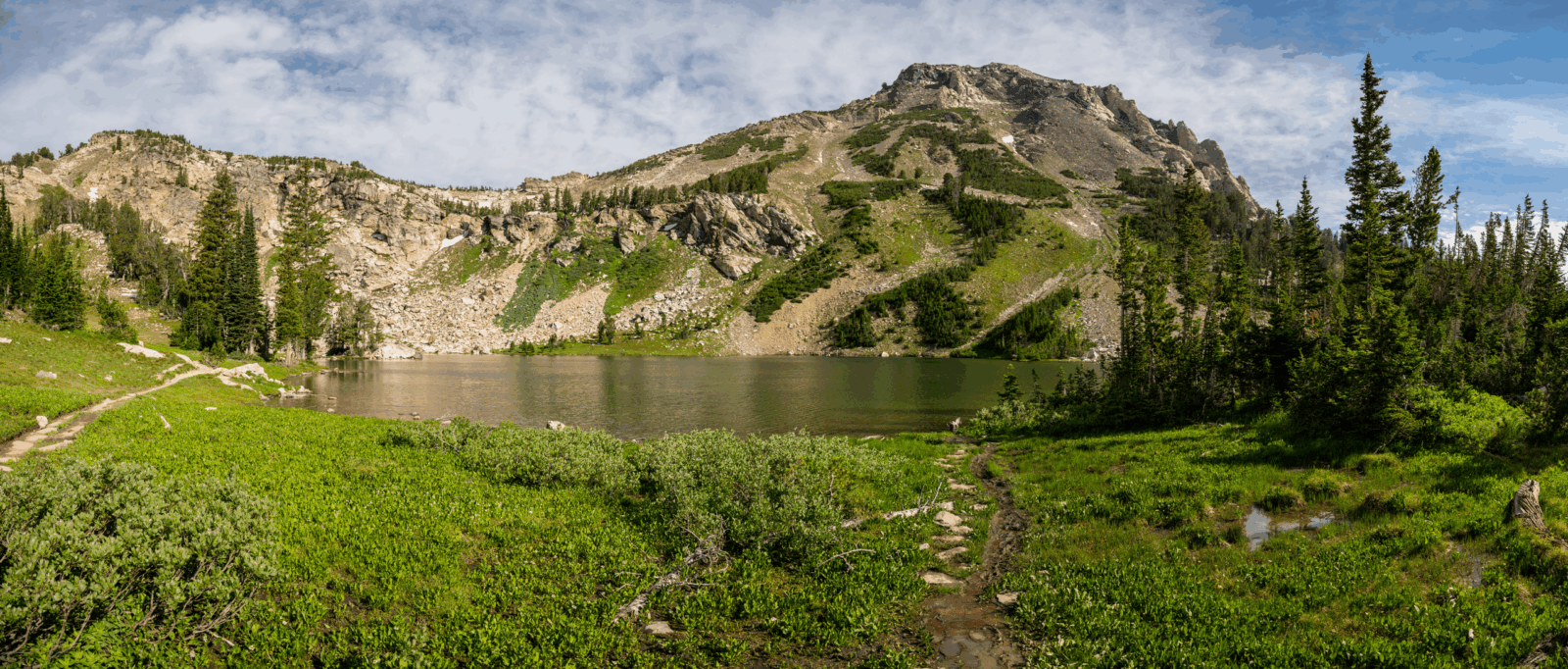 Holly Lake Holly Lake, perched at 9,400 feet in the park, offers stunning alpine views along the Paintbrush Canyon Trail.